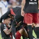 Cuerpo médico de River Plate atendió a Kendry Páez en el duelo ante Vélez.