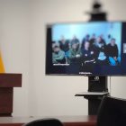 Aquiles Alvarez, el alcalde de Guayaquil, y otras diez personas personas siguen la audiencia.