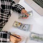 El décimo cuarto sueldo 2026 ayuda a familias ecuatorianas a cubrir gastos escolares.