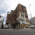En la Jerónimo Carrión un edificio está a medio construir. Habitantes de calle duermen en los exteriores. Los dueños intentan venderlo.
