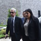 Enrique Herrería, secretario jurídico de la Presidencia, ingresa a la Asamblea para entregar los proyectos económicos urgentes.