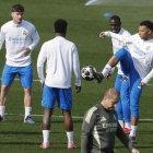 Kylian Mbappé (d) no pudo completar el último entrenamiento del Real Madrid.