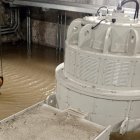 El agua ingresó hasta el piso principal de la minicentral Toachi, donde se encuentra el generador de energía eléctrica.