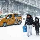Unos peatones caminan en medio de una fuerte nevada en Nueva York, el 23 de febrero de 2026.