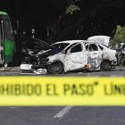 Fotografía que muestra un bloqueo con vehículos incendiados este domingo 22 de febrero, en una vía de Guadalajara (México).