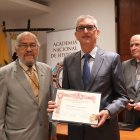Academia distingue trayectoria académica de Florencio Compte.