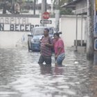 Peatones movilizándose en medio del agua se volvió una escena común en Milagro.