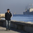 El buque de la Armada de México ARM Papaloapan (R) llega a la Bahía de La Habana con ayuda humanitaria, en La Habana, el 12 de febrero de 2026.