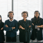 Imagen referencial de jóvenes en un entorno laboral, en el marco de las oportunidades de empleo disponibles en Ecuador para 2026