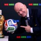 El Presidente de la FIFA, Gianni Infantino, posa junto al trofeo y la nueva pelota de la Copa del Mundo 2026.