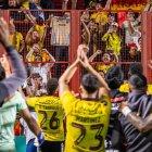 Barcelona SC elimina a Argentinos y festeja con su hinchada en el estadio Diego Armando Maradona.