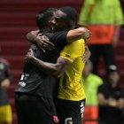 El abrazo de César Farías y Jhonny Quiñónez.