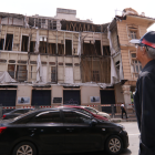 Casa Tola. Las personas que pasan por el sitio miran con asombro y miedo el panorama.