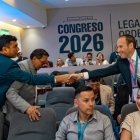 Francisco Egas (d) saluda a directivos en la Federación Ecuatoriana de Fútbol-.