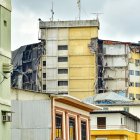 El edificio Multicomercio, en las calles Eloy Alfaro y Cuenca, sufrió un grave incendio, que dejó a decenas de personas sin hogar.