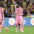 Lionel Messi y Rodrigo De Paul festejando el gol de La Pulga en el estadio Monumental.