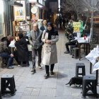 Teherán. Los iraníes caminan por la calle en el centro de Teherán el 25 de febrero de 2026. Viven con nerviosismo, desde el inicio de la tensión bélica.