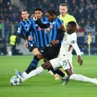 Moisés Caicedo le gana un cruce al delantero Ademola Lookman.