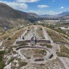 El recorrido pasa por senderos rodeados de paredes pedregosas que llevan al visitante a las terrazas.