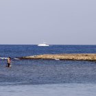 Una persona camina en una playa este 26 de febrero de 2026, en La Habana (Cuba).