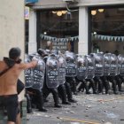 Integrantes de la Policía de Argentina se cubren durante un enfrentamiento con manifestantes por la reforma laboral, en Buenos Aires (Argentina).