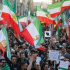 Participantes ondean banderas iraníes prerrevolucionarias durante una manifestación de iraníes exiliados en Berlín, Alemania.