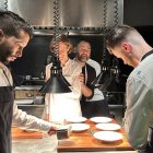 En 2022, el joven chef regresó a Estados Unidos y eventualmente ingresó a Aska, restaurante con dos estrella Michellín