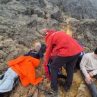 Bomberos de Quito brindan atención prehospitalaria a jóvenes rescatados en el Rucu Pichincha tras un operativo nocturno en alta montaña.