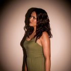 La cantante Diana Ávila transforma la memoria de su infancia y la pérdida de su padre en una canción íntima que invita a volver a los recuerdos como refugio emocional.