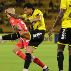 Joao Rojas (d.) disputa el balón con un jugador de Argentinos Juniors.