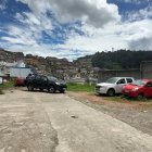 El parqueadero público fue clausurado tras descubrirse autos reportados como robados en el sector de La Libertad, centro de Quito.