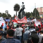 Un grupo numeroso de manifestantes caminó hacia la Asamblea Nacional, para rechazar el proyecto de Ley de gasto en los GAD.