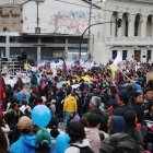 Manifestantes en Quito rechazaron que el 70 % del presupuesto municipal se destine a obras, reduciendo recursos para educación y salud.