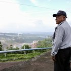 Situación. Vecinos observan con preocupación cómo la montaña es consumida por la explotación, afectando el ambiente y la tranquilidad de Pifo.