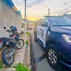 El uso de camionetas de Segura EP por la Policía Nacional en operativos de Guayaquil generó críticas de concejales y ciudadanos.