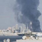 Una columna de humo en Baréin. Irán lanzó ataques contra bases estadounidenses situadas en Baréin, Catar y Emiratos Árabes como represalia por los bombardeos de Estados Unidos e Israel.