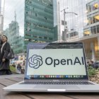 Fotografía de archivo que muestra un computador con el logo de la empresa OpenAI en su pantalla en Nueva York (EE.UU.).