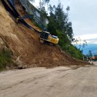 Maquinaria pesada permanece en la antigua vía a Nayón tras el deslizamiento.