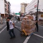 Comerciantes retiran su mercadería por la calle Eloy Alfaro.