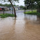 El río Bálsamo se desbordó en el sector Casas Viejas, en la vía a la costa, la mañana de este sábado 21 de febrero.