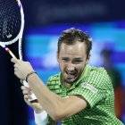 El ruso Daniil Medvedev, en acción durante el partido de semifinal frene al canadiense Felix Auger-Aliassime.