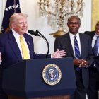 El presidente de EE.UU. anunció este sábado una nueva tarifa para los aranceles recíprocos.