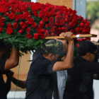 Integrantes del cortejo fúnebre trasladan un arreglo de rosas rojas durante el sepelio de ‘El Mencho’, en medio de un fuerte operativo en Jalisco.
