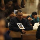 Un familiar de la estudiante de 13 años durante una misa, en el sur de Quito.