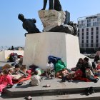 Residentes desplazados se sientan en la Plaza de los Mártires en Beirut, Líbano, el 3 de marzo de 2026, después de huir de sus hogares tras los ataques israelíes.