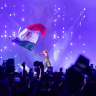 Shakira levantando la bandera mexicana, uno de los momentos más emblemáticos de esta presentación.