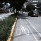 Los bolardos son elementos diseñados para separar físicamente el carril ciclista del tráfico vehicular.