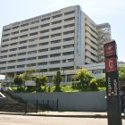 Guardias de seguridad protestan en los exteriores del Hospital Eugenio Espejo en Quito.