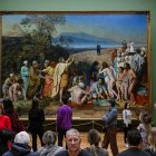 La gente observa la pintura "La aparición de Cristo ante el pueblo" del pintor ruso Alexander Ivanov en la galería Tretyakov en el centro de Moscú el 15 de febrero de 2026.