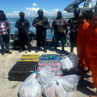 Tres aprehendidos fueron localizados a bordo de una embarcación que no tenía nombre visible.